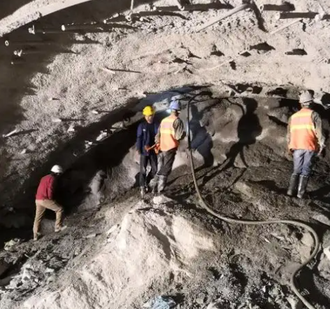 海港隧道拱顶带模注浆料，微膨胀注浆料的特点及施工工艺